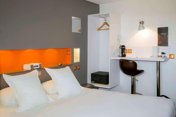 Queen Bed Guest Room