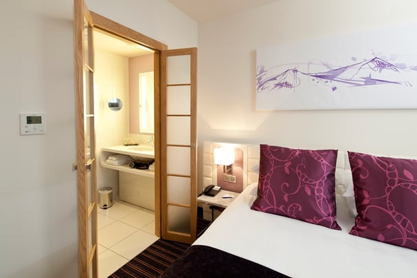 Standard Queen Bed Guest Room