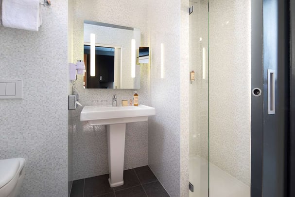 Best Western Plus Isidore Rennes - Bathroom with shower