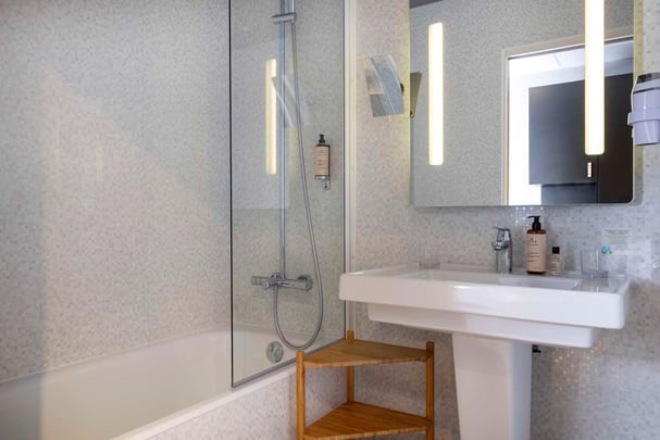 Hotel Best Western Plus Isidore Rennes - Bathroom with bath in family room