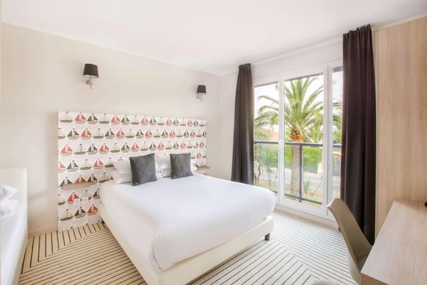 Triple Occupation Guest Room Storage