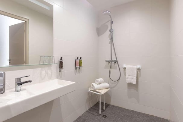 Standard city view room - disabled adapted bathroom
