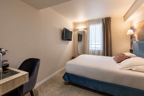 Standard room with queen bed