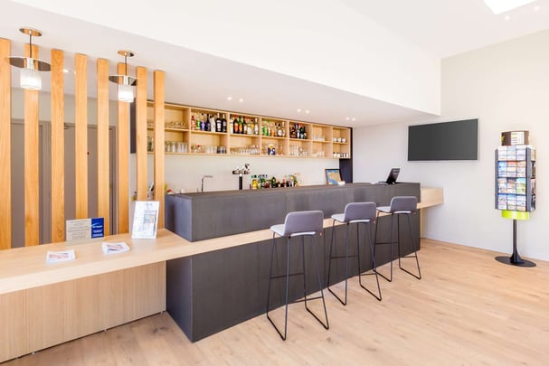 Reception desk and Bar - Hotel Armor Park