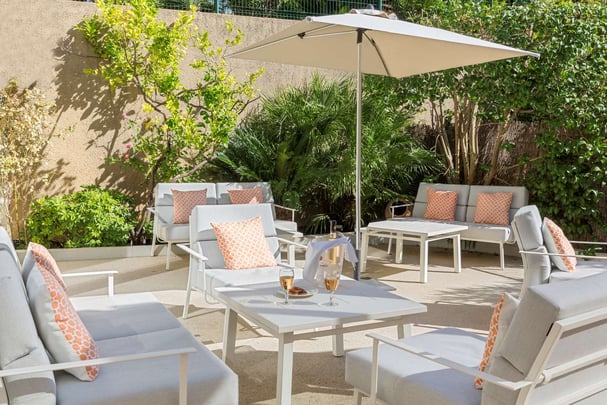 Cocktail Lounge - Terrace