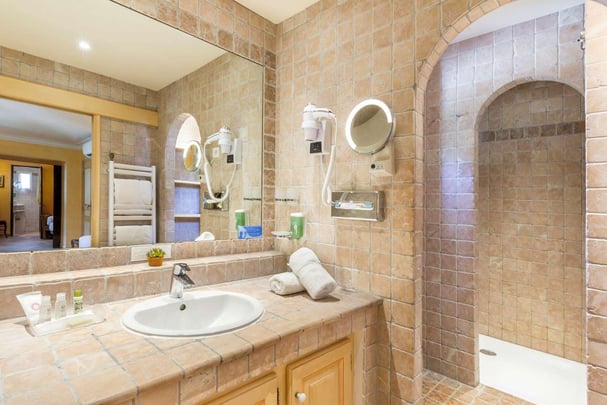 Junior suite bathroom