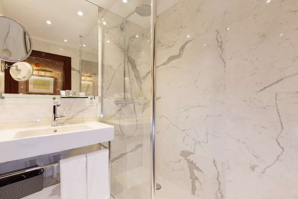 Deluxe Guest Room Bath