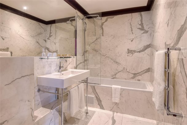 Bathroom in Junior Suite with Capitole view