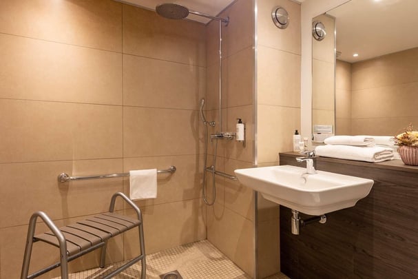 Best Western Royal Hotel Caen SALLE DE BAIN PMR
