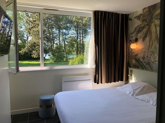 Superior Guest Room with One Queen Bed