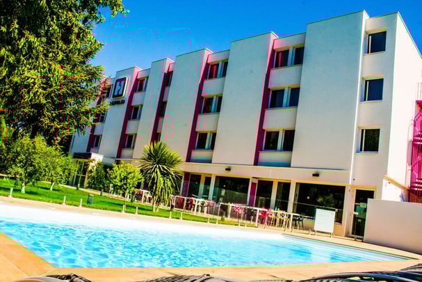 In front of Hotelio - Outdoor and swimming pool - Hotel Hotelio