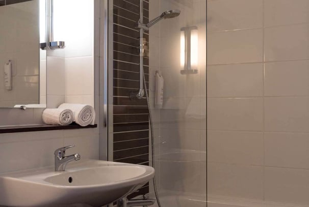 Standard Guest Room Bath