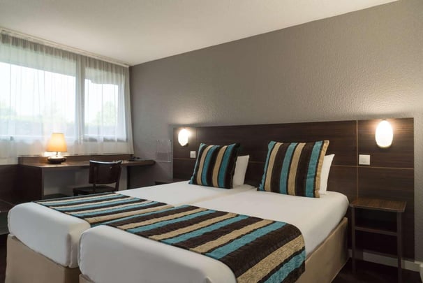 Comfort Level Guest Room with Two Twin Size Beds