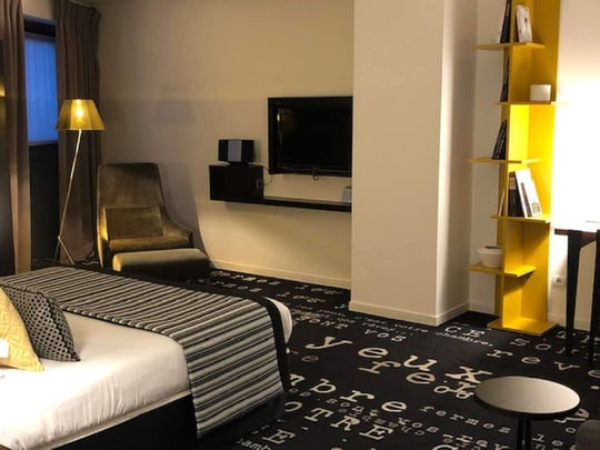 Queen bed room
