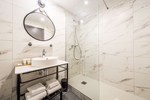 Guest room bath
