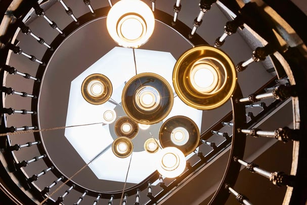 Luminaire escalier principal Hôtel DVDA