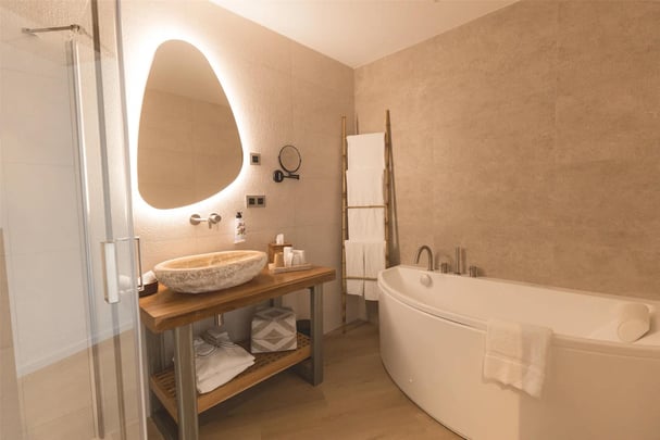 Suite Bathroom