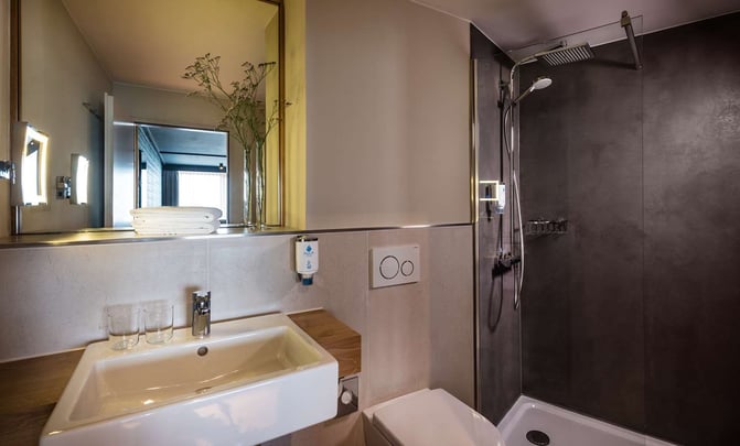 Deluxe_Double room_bathroom