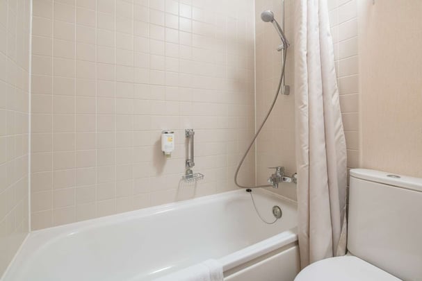 Guest room bath