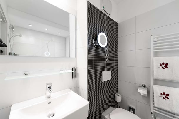 Guest room bath