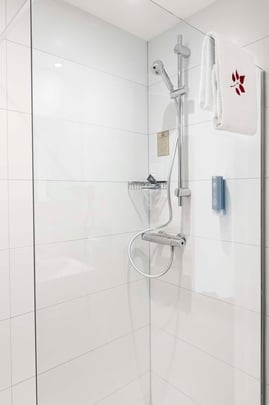 Guest room bath