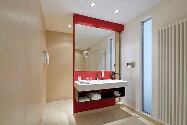 Suite bathroom