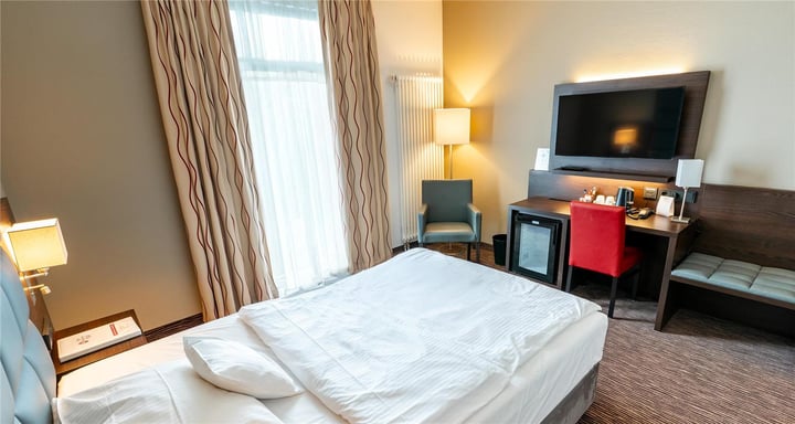 Bett, TV und Schreibtisch single room with Queensize bed