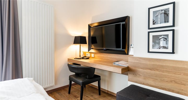 desk and TV, Komfort-Plus-double room
