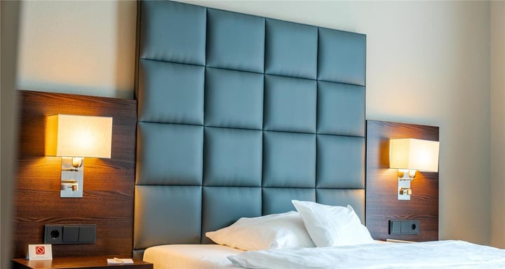 bed single room with Queensize bed