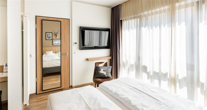 bed and TV Komfort-Plus-Juniorsuite