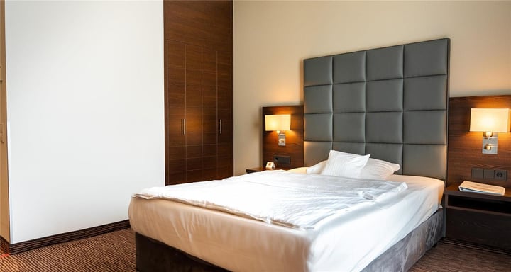 bed single room with Queensize bed