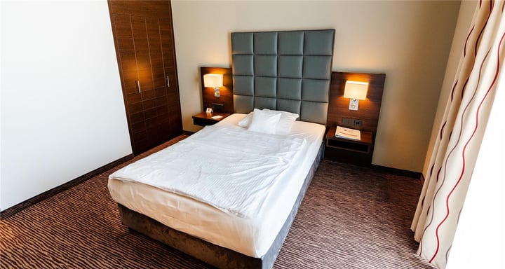 bed single room with Queensize bed