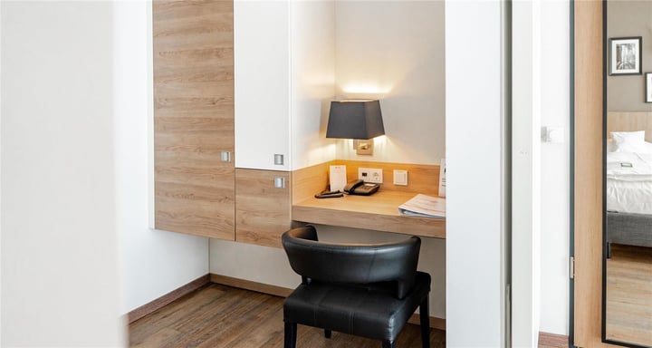 desk Komfort-Plus-Juniorsuite