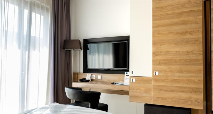 desk and TV,  Komfort-Plus-single room