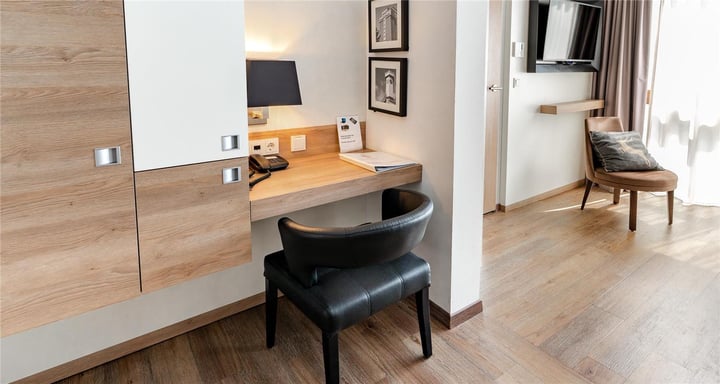 desk Komfort-Plus-Juniorsuite