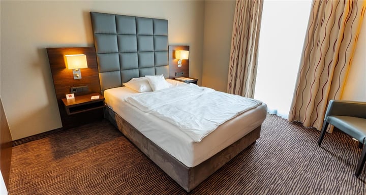 bed single room with Queensize bed