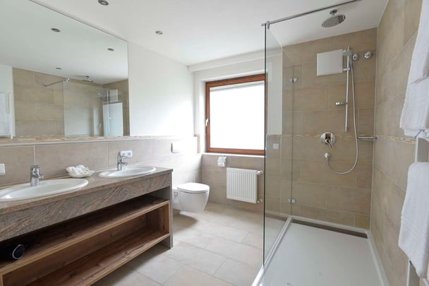 Deluxe studio bathroom