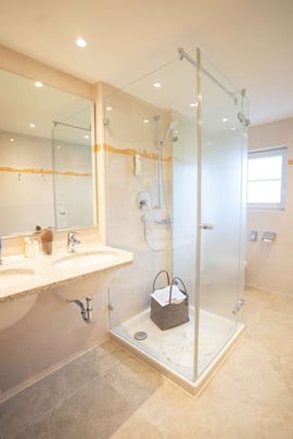 Junior suite bathroom