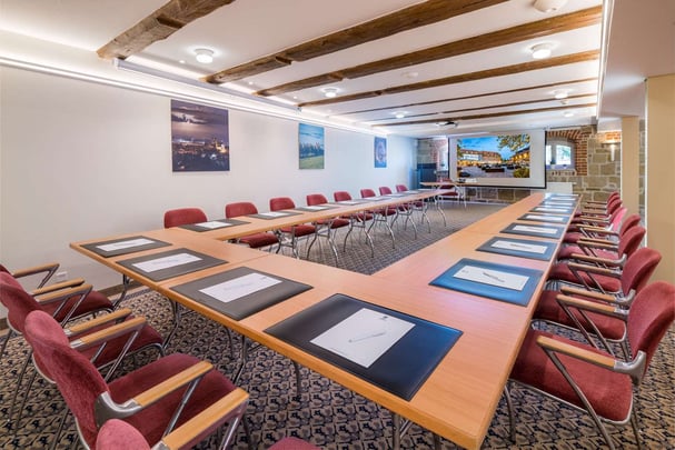 Room Heinrich I. U-Table