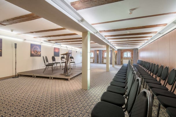 Room Heinrich I. Chair-Row