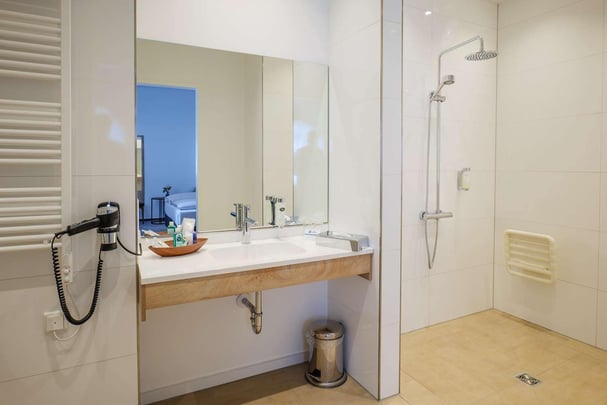 Wheelchair Bath on Deluxe Floor