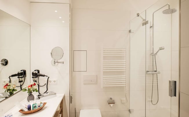 bathroom deluxe with rain shower