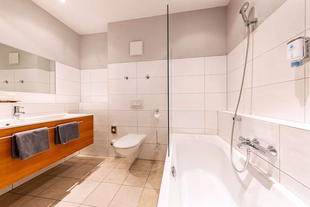 Maximilian+ bathroom axample