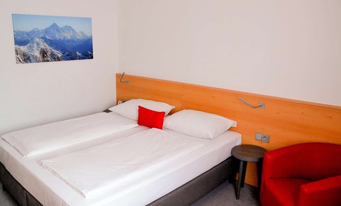 1 Double Bed - Comfort room