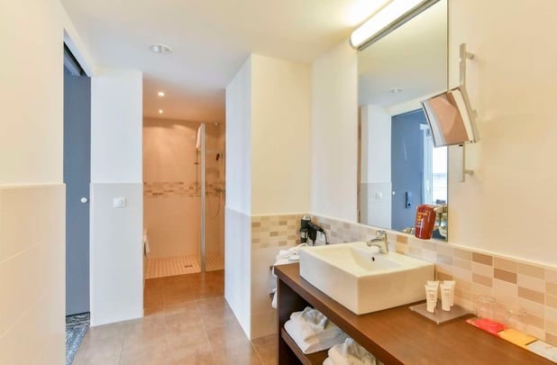 Superior Suite - Bathroom