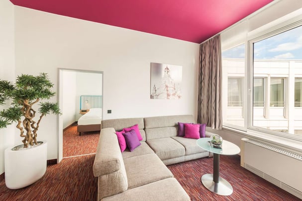 Suite Suite living room