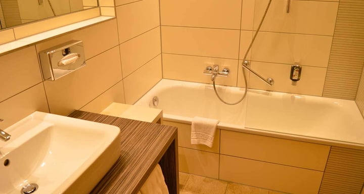 Bathroom Roter Schliff