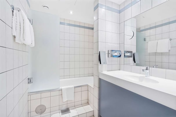 BW Airport Hotel Copenhagen bath room standard single