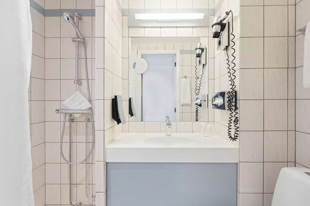 BW Airport Hotel Copenhagen bath room standard queen