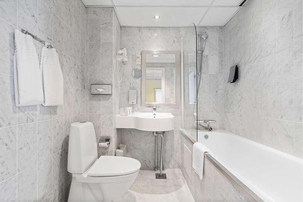 BW Airport Hotel Copenhagen bath room suite